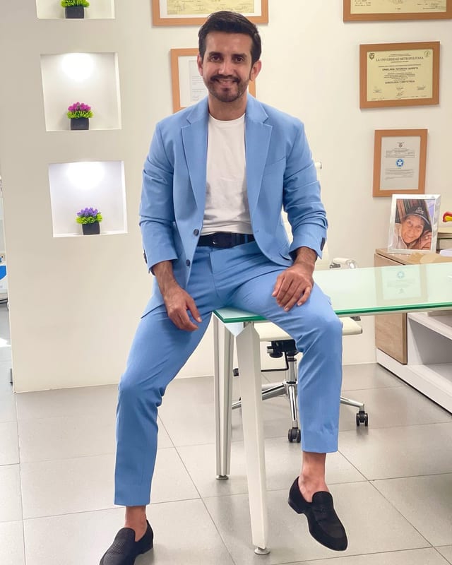 Dr. Andrés Iriarte sentado en su consultorio