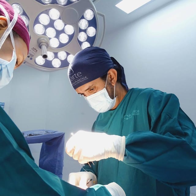 Dr. Andrés Iriarte operando bajo las lámparas del quirófano